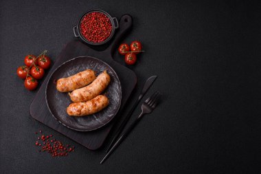 Baharatlı ve otlu ızgara sosis. En üstteki düz yerde. Kopyalama alanı ile