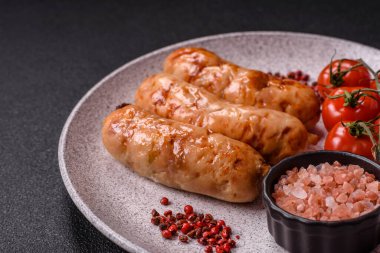 Baharatlı ve otlu ızgara sosis. En üstteki düz yerde. Kopyalama alanı ile