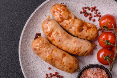 Baharatlı ve otlu ızgara sosis. En üstteki düz yerde. Kopyalama alanı ile