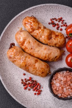 Baharatlı ve otlu ızgara sosis. En üstteki düz yerde. Kopyalama alanı ile