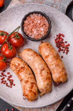 Baharatlı ve otlu ızgara sosis. En üstteki düz yerde. Kopyalama alanı ile