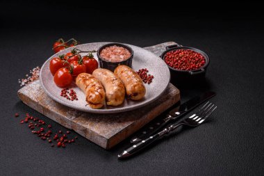 Baharatlı ve otlu ızgara sosis. En üstteki düz yerde. Kopyalama alanı ile