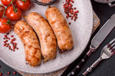 Baharatlı ve otlu ızgara sosis. En üstteki düz yerde. Kopyalama alanı ile