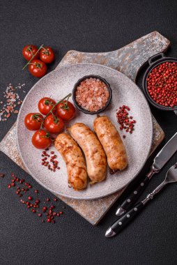 Baharatlı ve otlu ızgara sosis. En üstteki düz yerde. Kopyalama alanı ile