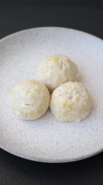 Lezzetli sağlıklı buğulanmış tavuk pirzolası ya da kıymalı köfte. Diyet yemek.