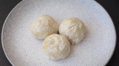 Lezzetli sağlıklı buğulanmış tavuk pirzolası ya da kıymalı köfte. Diyet yemek.