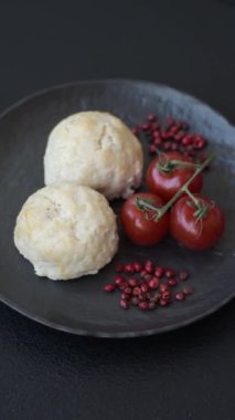 Lezzetli sağlıklı buğulanmış tavuk pirzolası ya da kıymalı köfte. Diyet yemek.