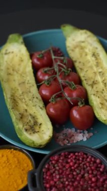 Tuz, baharat ve otlarla pişirilmiş, koyu beton arka planda iki parçaya bölünmüş lezzetli kabak.