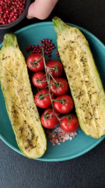 Tuz, baharat ve otlarla pişirilmiş, koyu beton arka planda iki parçaya bölünmüş lezzetli kabak.