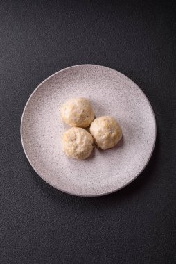 Lezzetli sağlıklı buğulanmış tavuk pirzolası ya da kıymalı köfte. Diyet yemek.