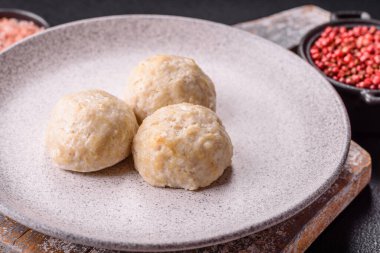 Lezzetli sağlıklı buğulanmış tavuk pirzolası ya da kıymalı köfte. Diyet yemek.