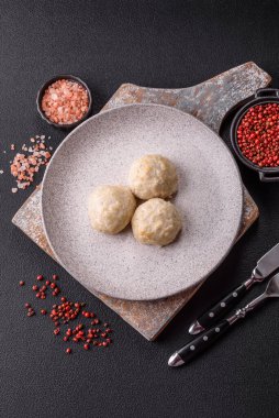 Lezzetli sağlıklı buğulanmış tavuk pirzolası ya da kıymalı köfte. Diyet yemek.