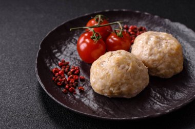 Lezzetli sağlıklı buğulanmış tavuk pirzolası ya da kıymalı köfte. Diyet yemek.