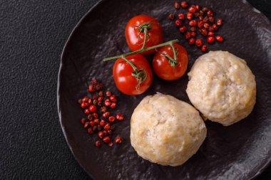 Lezzetli sağlıklı buğulanmış tavuk pirzolası ya da kıymalı köfte. Diyet yemek.