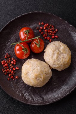 Lezzetli sağlıklı buğulanmış tavuk pirzolası ya da kıymalı köfte. Diyet yemek.