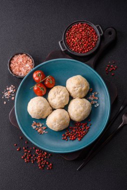 Lezzetli sağlıklı buğulanmış tavuk pirzolası ya da kıymalı köfte. Diyet yemek.