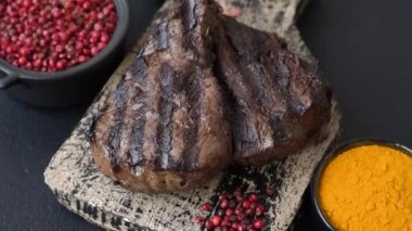 Tuzlu ızgara biftek, baharat ve çimento arka planda otlar.