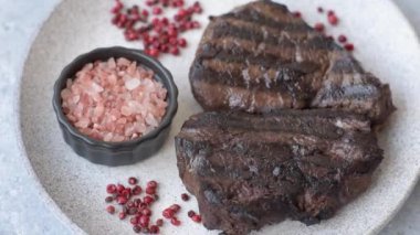 Tuzlu ızgara biftek, baharat ve çimento arka planda otlar.