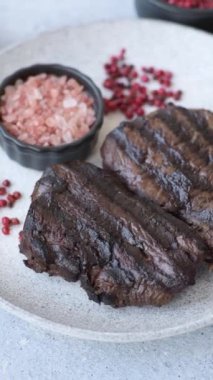 Tuzlu ızgara biftek, baharat ve çimento arka planda otlar.