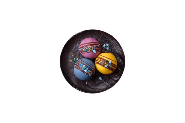 Şekerlemeli kakao bombaları ve sıcak sütle içecek yapmak için çikolata.