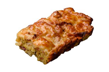 Beyaz arka planda et, peynir, tuz, baharat ve otlarla kaplı lazanya ya da makarna.