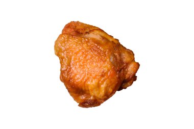 Beyaz arka planda seramik bir tabakta pirinç, havuç, et, soğan, baharat ve böğürtlen ile nefis taze pilav.