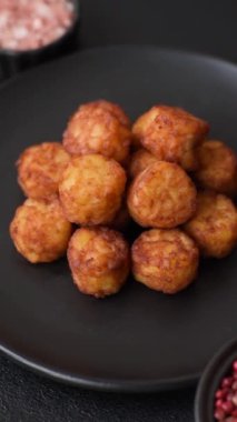 Lezzetli kızarmış patates topları ya da tuzlu, baharatlı ve çimento kaplı kroketler.