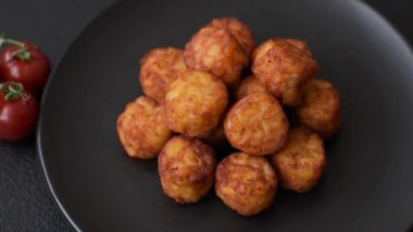 Lezzetli kızarmış patates topları ya da tuzlu, baharatlı ve çimento kaplı kroketler.
