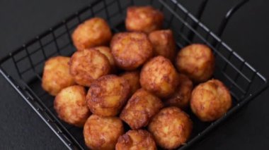 Lezzetli kızarmış patates topları ya da tuzlu, baharatlı ve çimento kaplı kroketler.