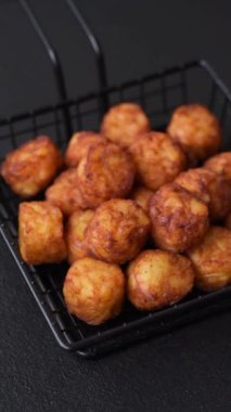 Lezzetli kızarmış patates topları ya da tuzlu, baharatlı ve çimento kaplı kroketler.