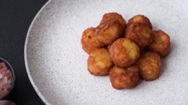 Lezzetli kızarmış patates topları ya da tuzlu, baharatlı ve çimento kaplı kroketler.