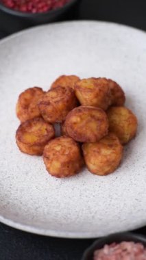 Lezzetli kızarmış patates topları ya da tuzlu, baharatlı ve çimento kaplı kroketler.