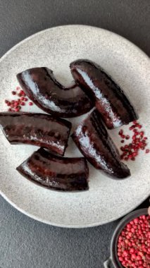 Lezzetli siyah kan sosisi veya siyah beton arka planda ızgara baharat ve otlu kara puding.