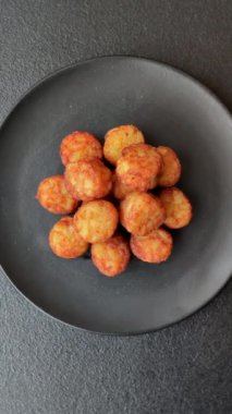 Lezzetli kızarmış patates topları ya da tuzlu, baharatlı ve çimento kaplı kroketler.