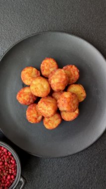 Lezzetli kızarmış patates topları ya da tuzlu, baharatlı ve çimento kaplı kroketler.
