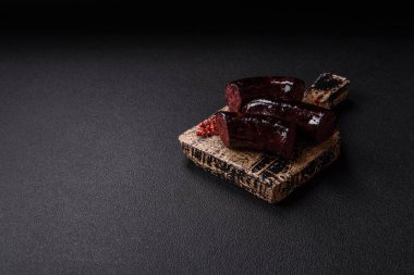 Lezzetli siyah kan sosisi veya siyah beton arka planda ızgara baharat ve otlu kara puding.