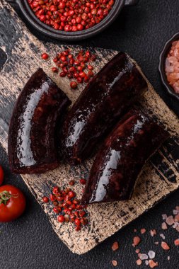 Lezzetli siyah kan sosisi veya siyah beton arka planda ızgara baharat ve otlu kara puding.