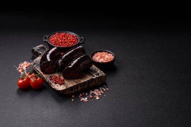 Lezzetli siyah kan sosisi veya siyah beton arka planda ızgara baharat ve otlu kara puding.
