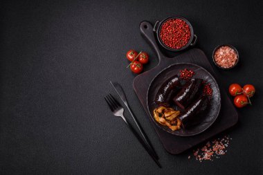 Lezzetli siyah kan sosisi veya siyah beton arka planda ızgara baharat ve otlu kara puding.