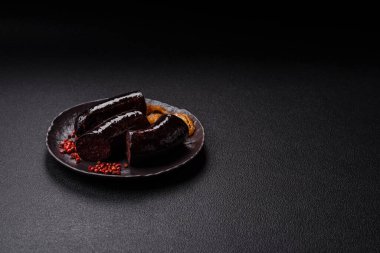 Lezzetli siyah kan sosisi veya siyah beton arka planda ızgara baharat ve otlu kara puding.