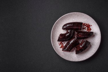 Lezzetli siyah kan sosisi veya siyah beton arka planda ızgara baharat ve otlu kara puding.