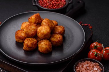 Lezzetli kızarmış patates topları ya da tuzlu, baharatlı ve çimento kaplı kroketler.