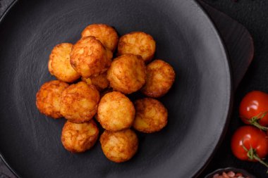 Lezzetli kızarmış patates topları ya da tuzlu, baharatlı ve çimento kaplı kroketler.