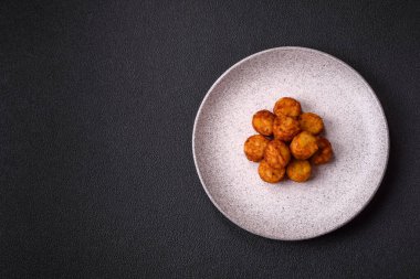 Lezzetli kızarmış patates topları ya da tuzlu, baharatlı ve çimento kaplı kroketler.