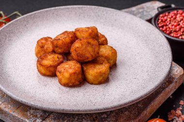 Lezzetli kızarmış patates topları ya da tuzlu, baharatlı ve çimento kaplı kroketler.