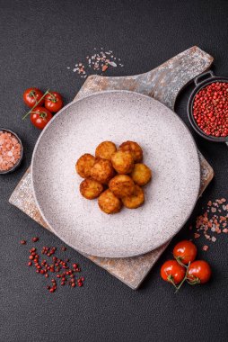 Lezzetli kızarmış patates topları ya da tuzlu, baharatlı ve çimento kaplı kroketler.