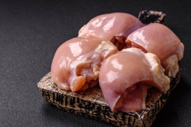 Taze çiğ tavuk filetosu. Tuzlu, baharatlı ve çimento kaplı.