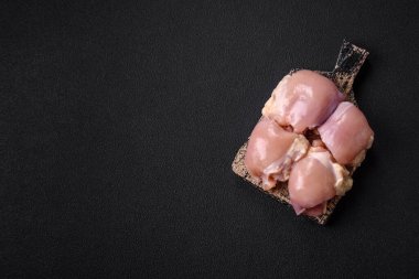 Taze çiğ tavuk filetosu. Tuzlu, baharatlı ve çimento kaplı.