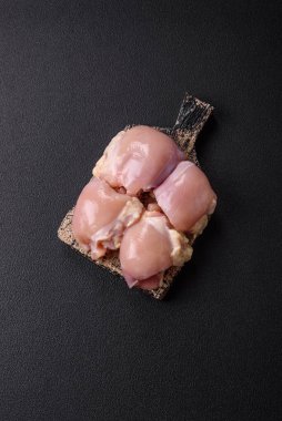 Taze çiğ tavuk filetosu. Tuzlu, baharatlı ve çimento kaplı.