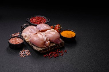 Taze çiğ tavuk filetosu. Tuzlu, baharatlı ve çimento kaplı.